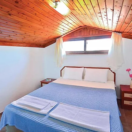 Sleeps 7 Air Con Wifi Villa
